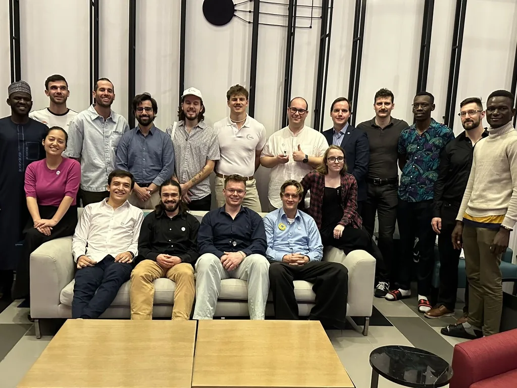Grupo internacional reunido durante um encontro sobre energia nuclear