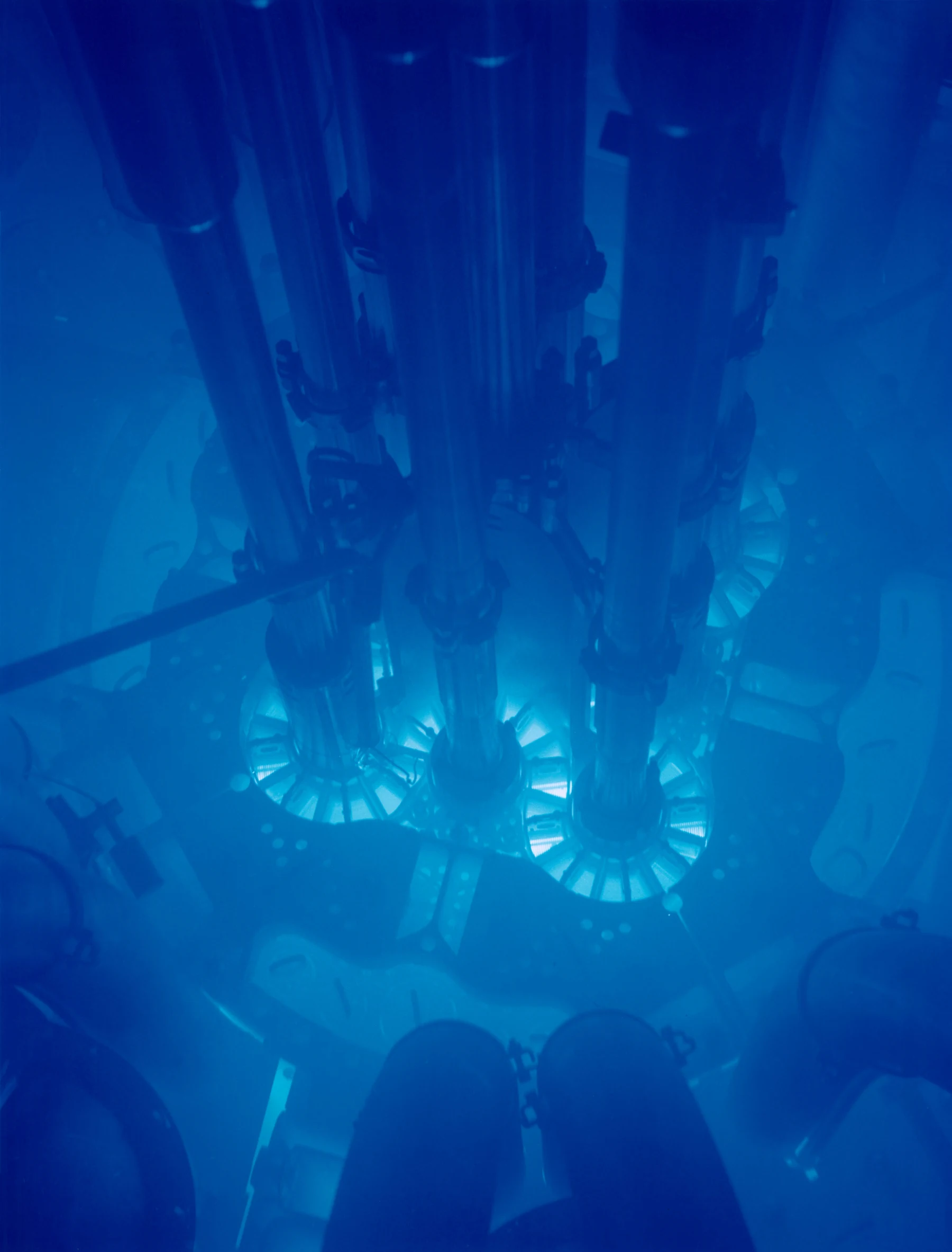 O núcleo submerso do Advanced Test Reactor, em Idaho, iluminado por um brilho azul.