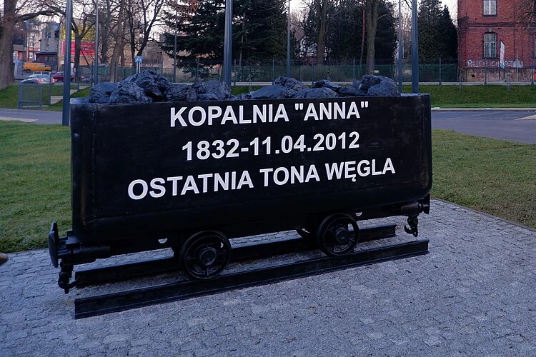 A vagoneta que assinala os últimos 1000 kg de carvão extraídos da mina Anna, em Pszów, na Polónia.