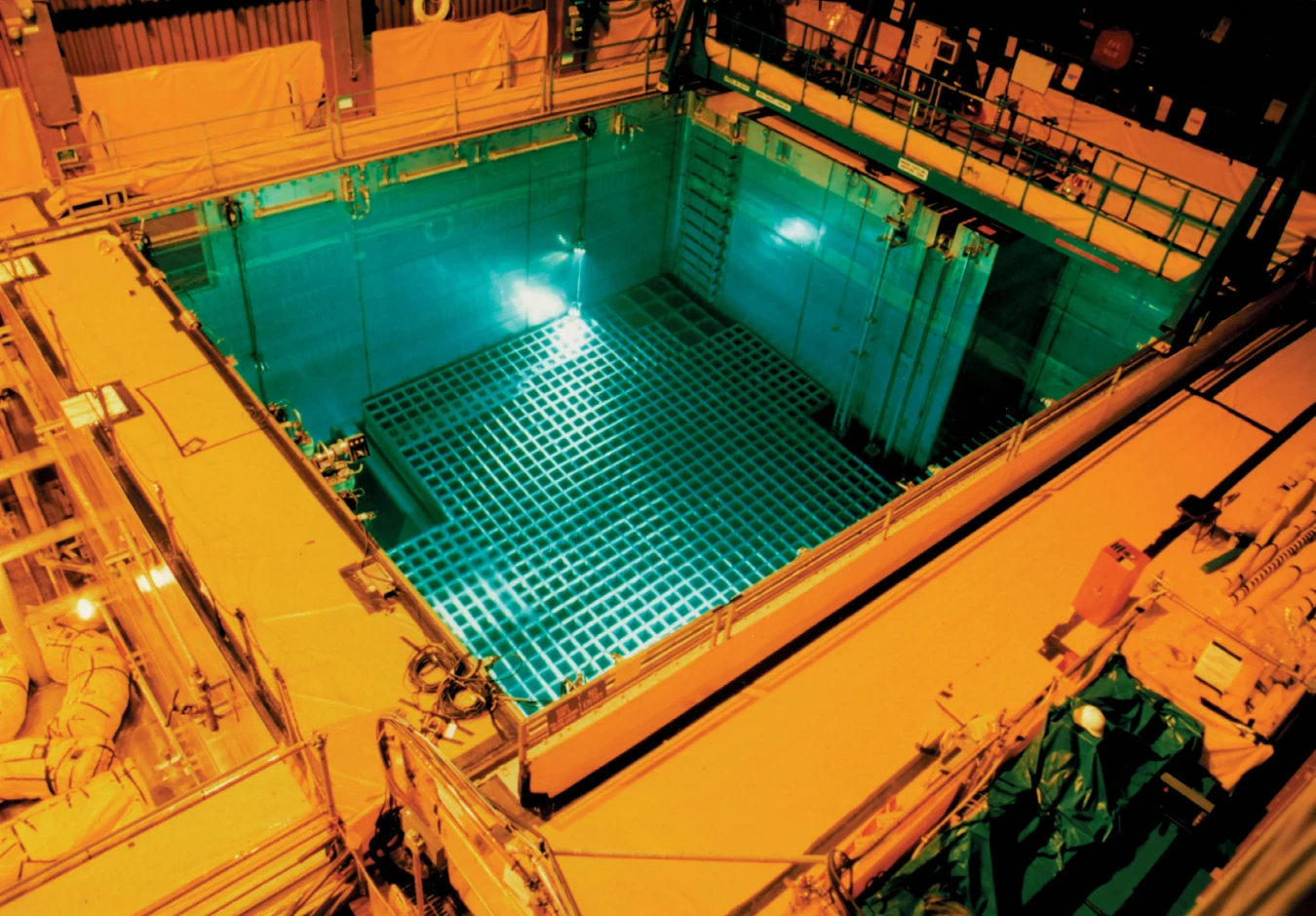 Piscina de combustível usado em San Onofre. A grelha de armazenamento é visível sob a água, rodeada por passadiços de serviço.
