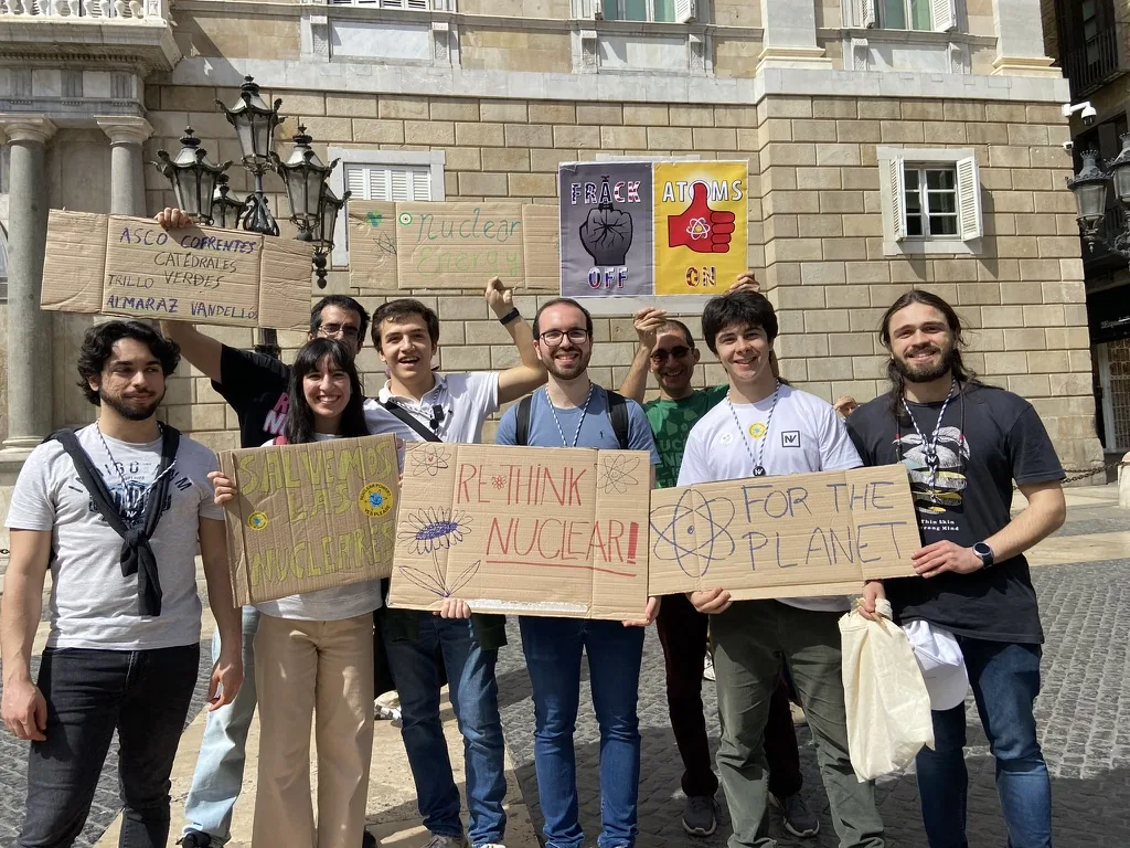 Membros do Nuclear Vision Portugal com cartazes feitos à mão numa ação de rua