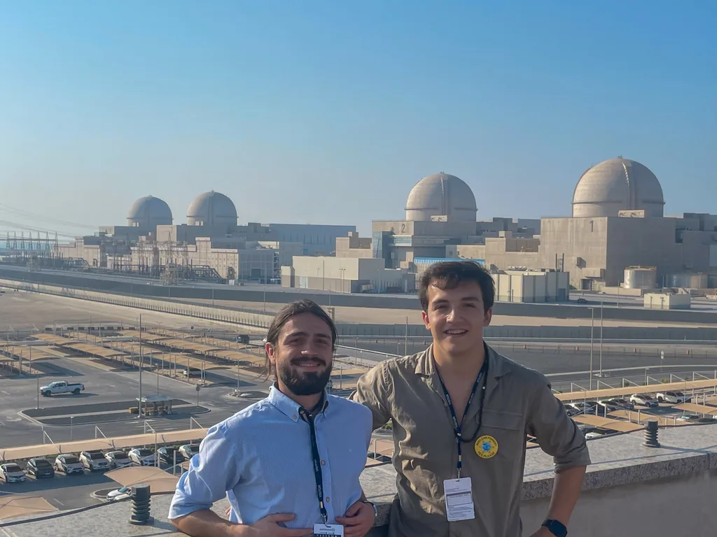 Dois membros do movimento durante uma visita a uma central nuclear